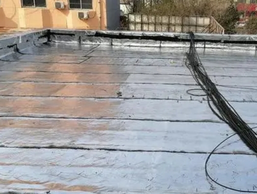 吴中卫生间漏水维修公司分享下吴中屋面楼顶防水刚性防水层施工要点。